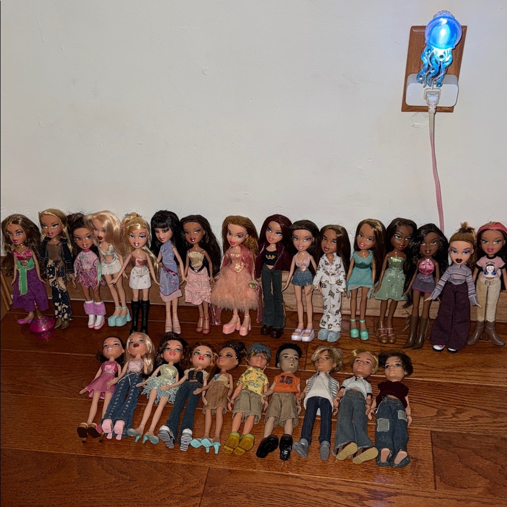 Vintage Bratz Girls & Boys 26 Dolls Lot Bundle